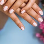 Актуальный белый маникюр, который подарит роскошь, изящность и утонченность